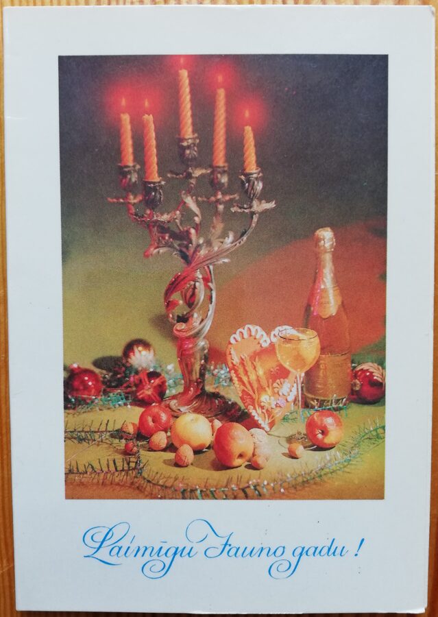 "Laimīgu Jauno gadu!" 1983 Jaungada pastkarte PSRS Svečturis, piparkukas un šampanietis 10,5x15 cm 