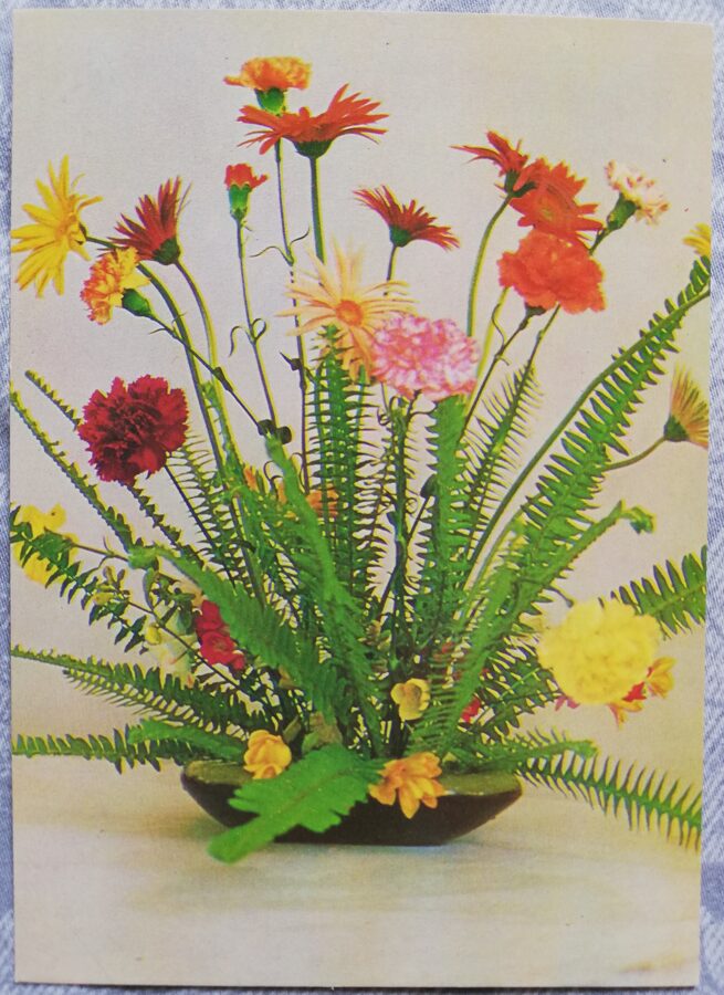 Apsveikuma kartīte "Neļķes ar gerberām un papardēm" 1986. gada "Ziedi" 10,5x15 cm. A. Bogdanova foto