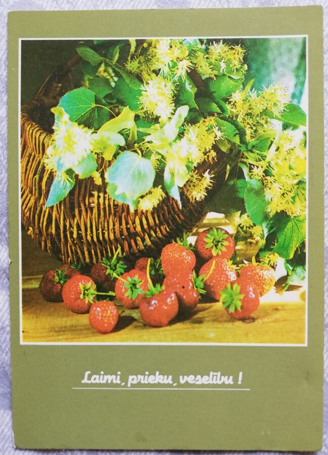 Apsveikuma kartiņa "Grozs ar liepziediem un zemenēm" 1990. gada "Ziedi" 10,5x15 cm. Foto: Gunars Birkmanis