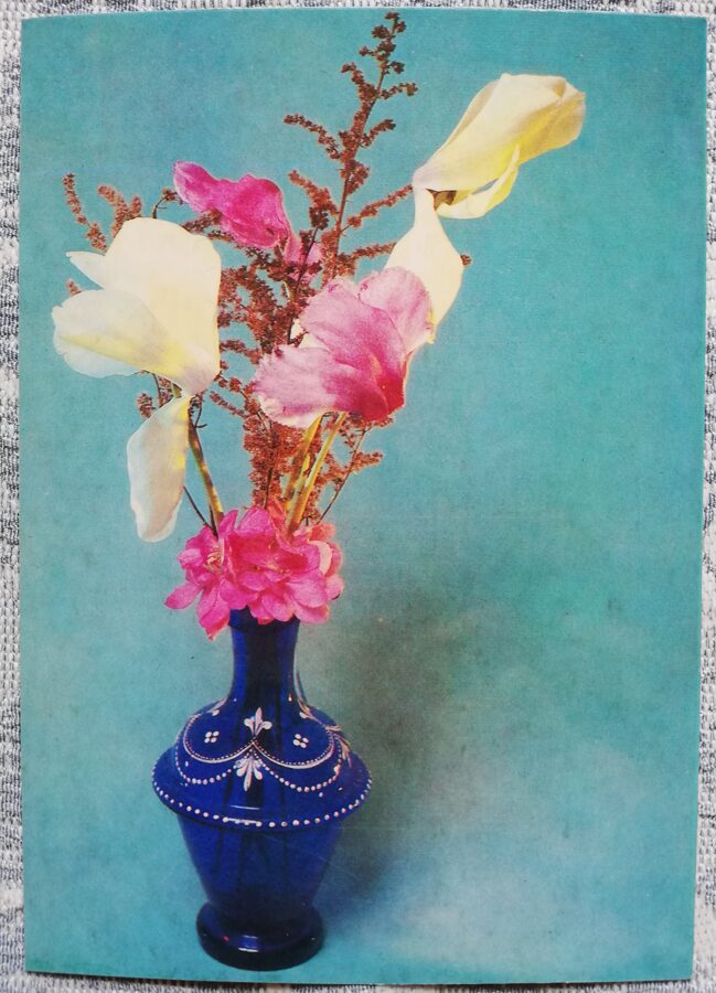Apsveikuma kartiņa "Ziedi zilā vāzē" 1985 "Ziedi" 10,5x15 cm. Foto: E. Savalovs