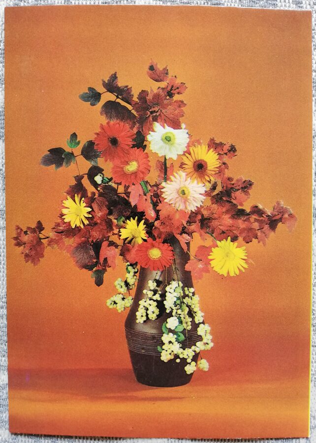 Apsveikuma kartīte "Rudens pušķis vāzē" 1985. gada "Ziedi" 10,5x15 cm. Foto: L. Švarcs