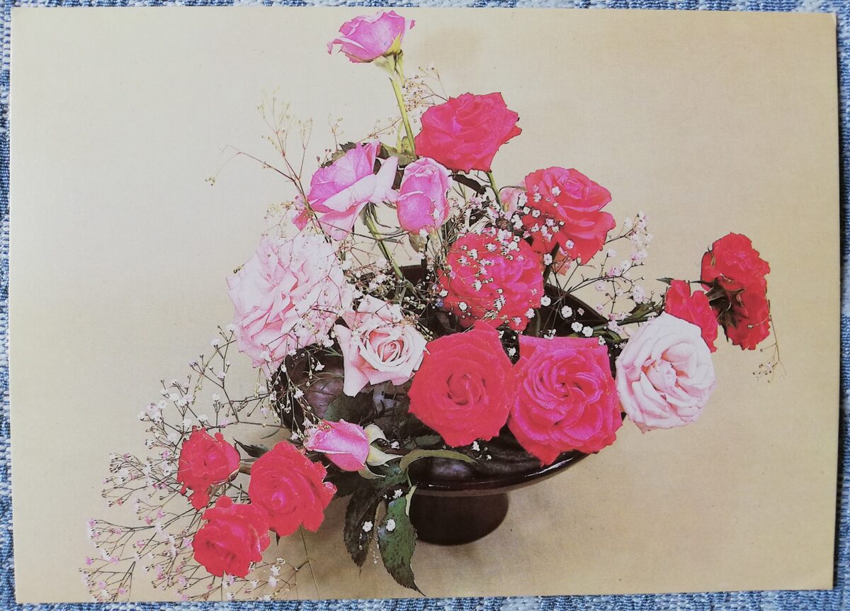 Apsveikuma kartīte "Sarkanas un rozā rozes vāzē" 1985. gada "Ziedi" 15x10,5 cm. Foto: S. Martyakhin