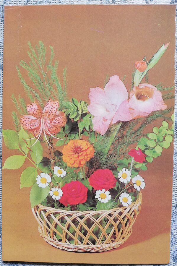 Apsveikuma kartīte "Gladiolas un lilija grozā" 1984 "Ziedi" 10,5x15 cm. L. Krutsko foto