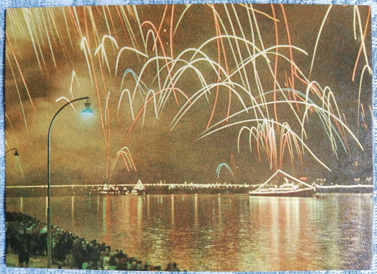 Рига 1968 год. Рига, праздничный салют на реке Даугава. 14x10,5 см