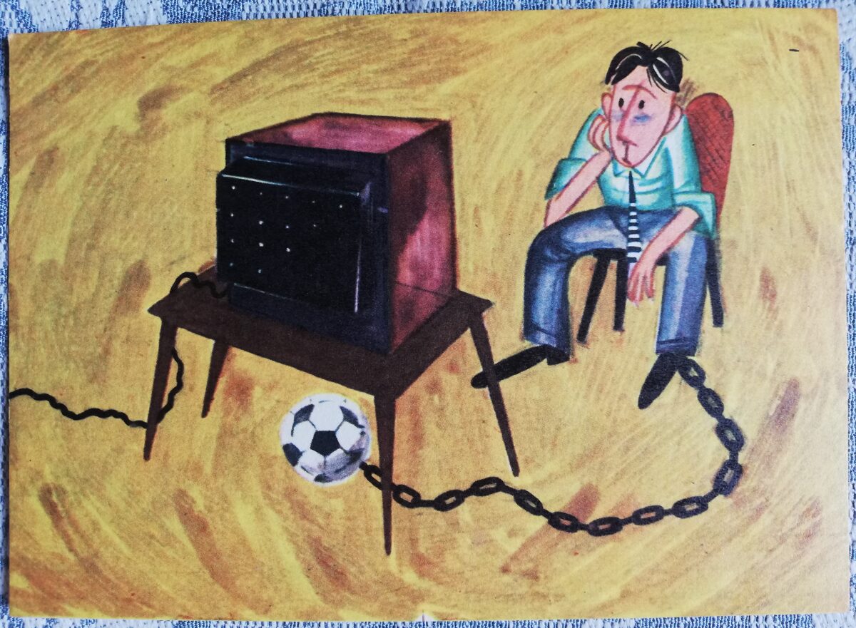Юмористическая открытка СССР «Заложник чемпионата мира по футболу» 1972 год 14x10 см Liesma Художник Мелгайлис