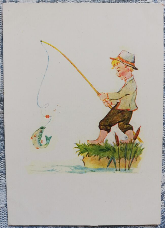 Zēns tautas tērpā makšķerē upes krastā. 1957. gada atklātne 15x10,5 cm Māksliniece K. Dāle