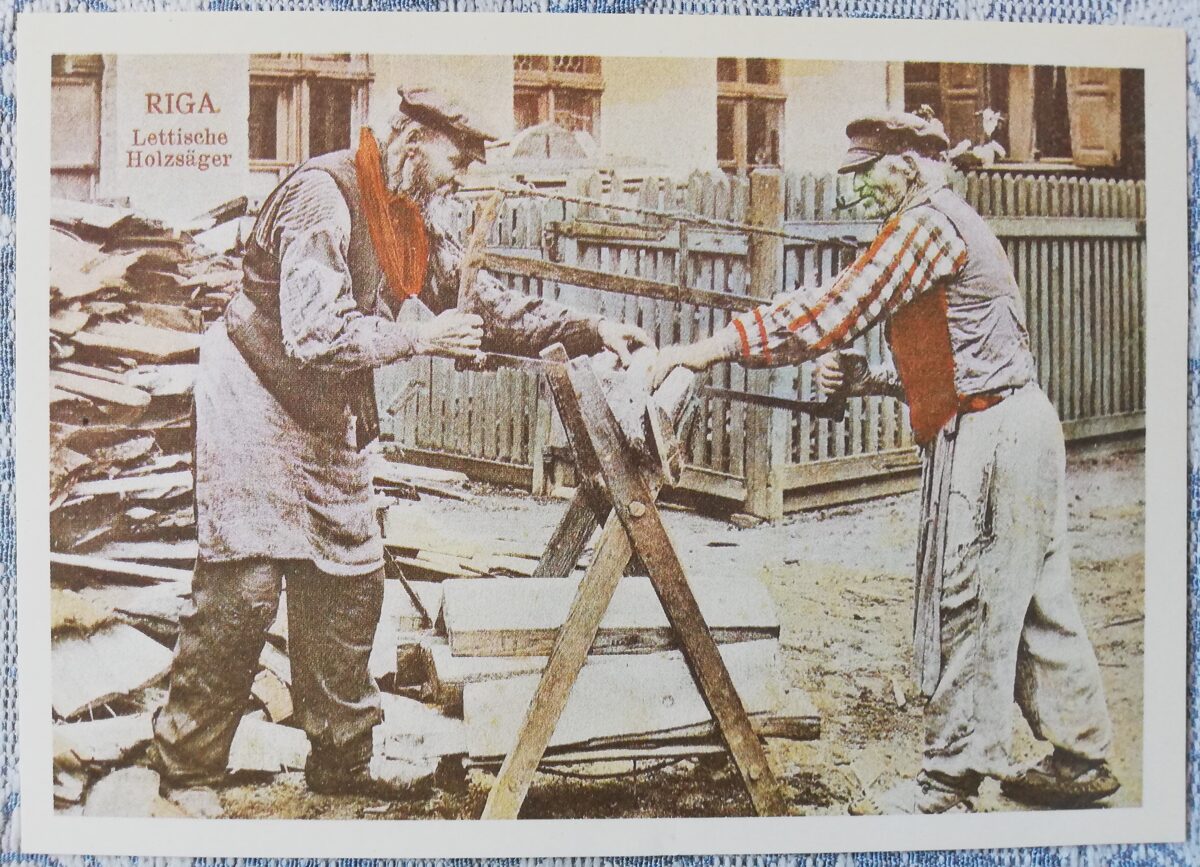 Pastkarte (reprodukcija) Rīga uz vecajām pastkartēm. Malkas zāģeri. 1988 15x10,5 cm