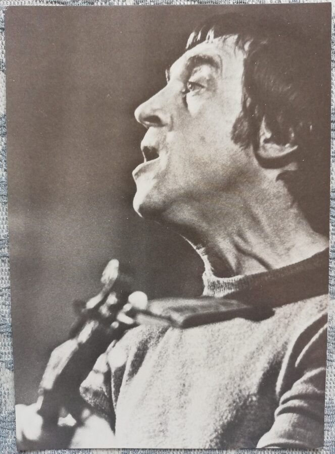 Pastkartes Vladimira Visocka koncertuzvedums. Foto A. Sternins. 1988. gada izdevniecība Planet 10,5x15 cm PSRS