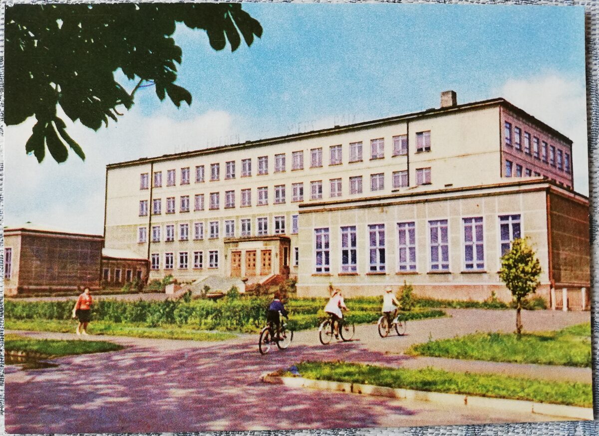 Ventspils 1965. gada 3. vidusskola 14x10 cm pastkarte
