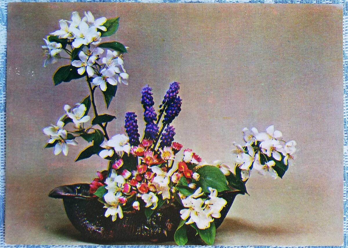 1984 "Kompozīcija ar ziediem" 14,5x10,5 cm Apsveikuma kartīte; krāsaina fotogrāfija S. Martjahinina 