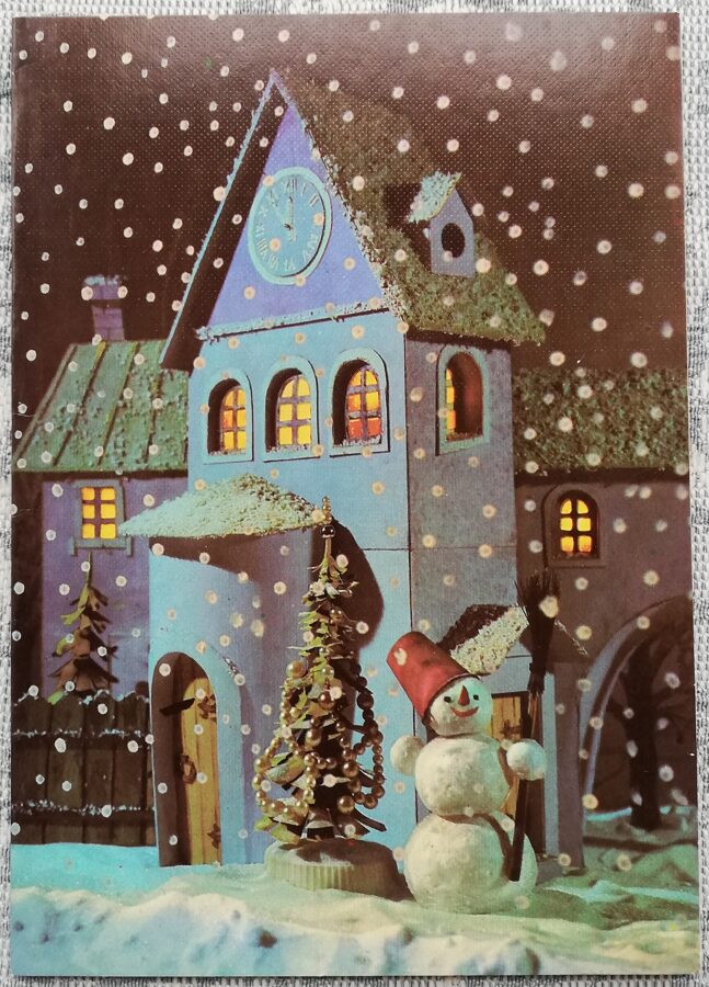 "Vislabākie vēlējumi laimīgam Jaunajam gadam!" 1986 PSRS Jaungada pastkarte Sniegavīrs pie pulksteņa torņa 10,5x15 cm 