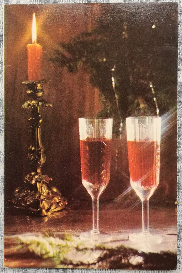 "Laimīgu Jauno gadu!" 1974 PSRS Jaungada pastkarte Glāzes ar karstvīnu un bronzas svečturi 9x14 cm   