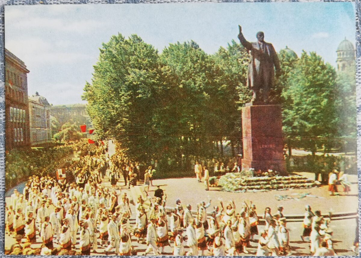 Pionieri pie Ļeņina pieminekļa 1968 Rīga 14x10 cm PSRS pastkarte  