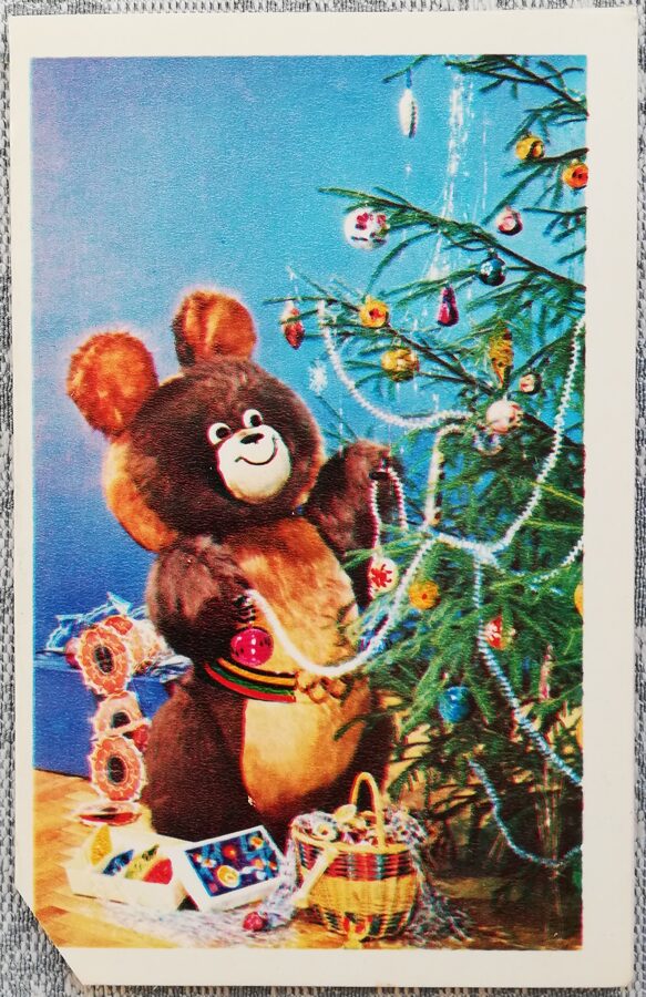 "Laimīgu Jauno gadu!" 1979. gada Jaungada kartīte PSRS 9x14 cm olimpiskais lācis rotā Jaungada egli  