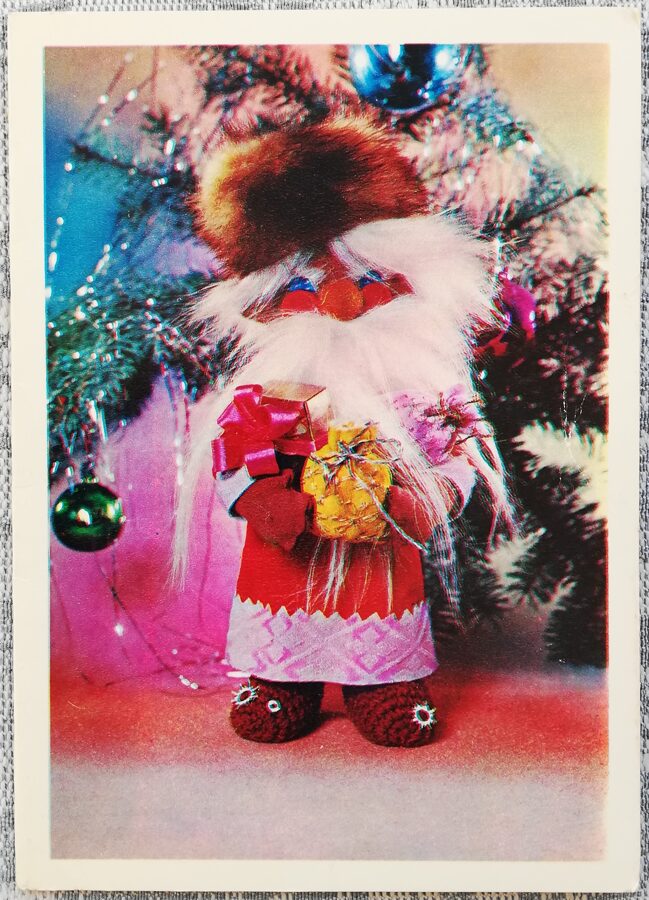 "Laimīgu Jauno gadu!" 1979. gada Jaungada pastkarte PSRS 10,5x15 cm Leļļu Salavecis ar dāvanu  