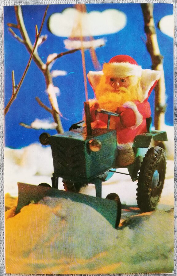 "Laimīgu Jauno gadu!" 1977. gada PSRS Jaungada karte 9x14 cm Salavecis uz traktora  