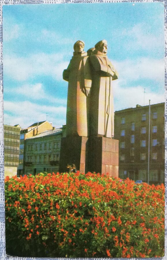 Piemineklis latviešu sarkanajiem strēlniekiem 1976 Rīga 9x14 cm Latvijas pastkarte  