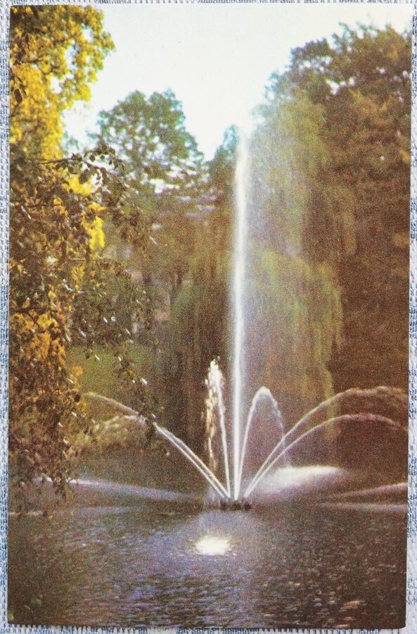 Фонтан на городском канале 1977 Рига 9x14 см Латвийская открытка  