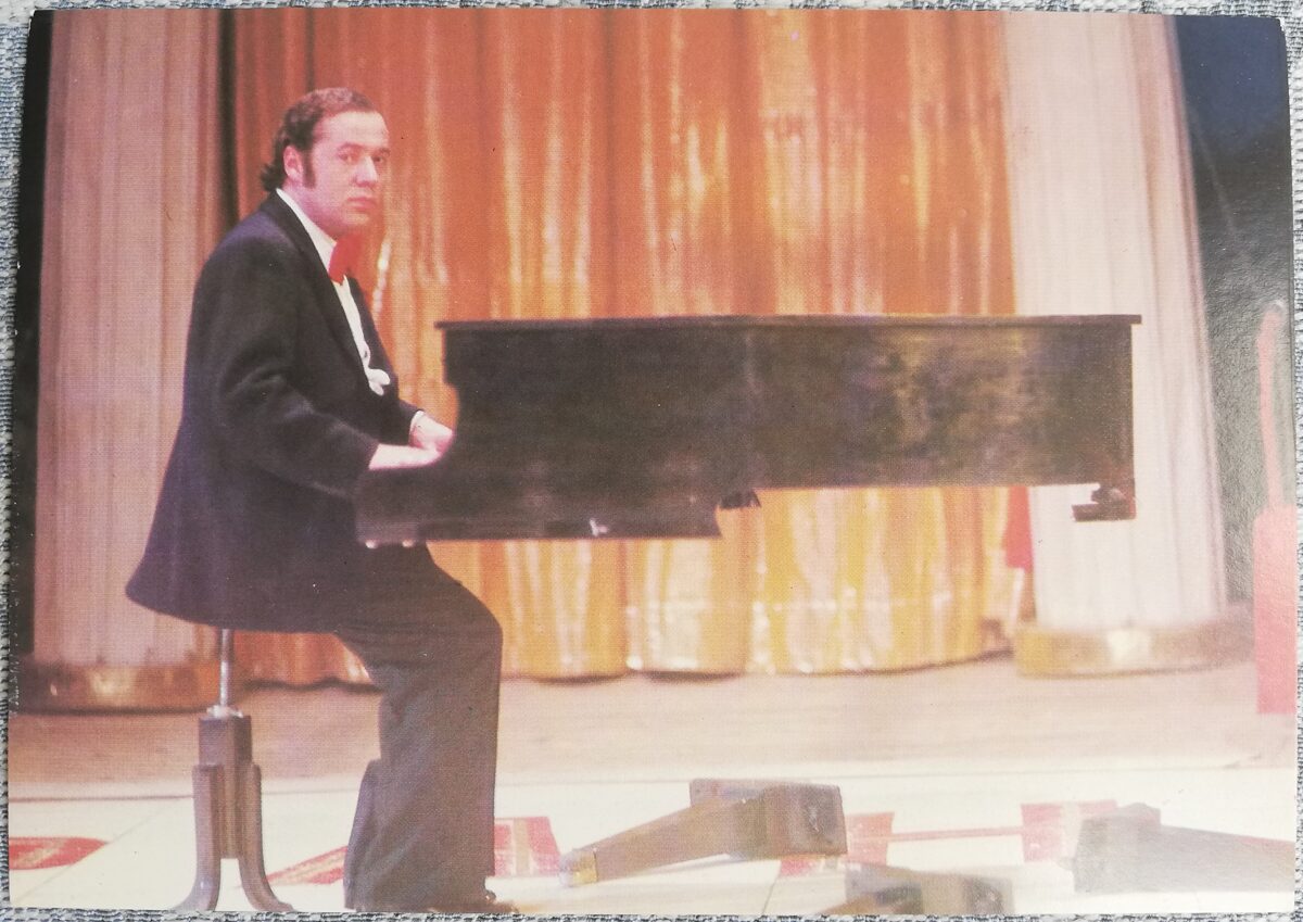 Cirks 1986 Ilūzijas atrakcija, režisors Igors Kio. Triks "Lidojošās klavieres" 15x10,5 cm PSRS pastkarte  