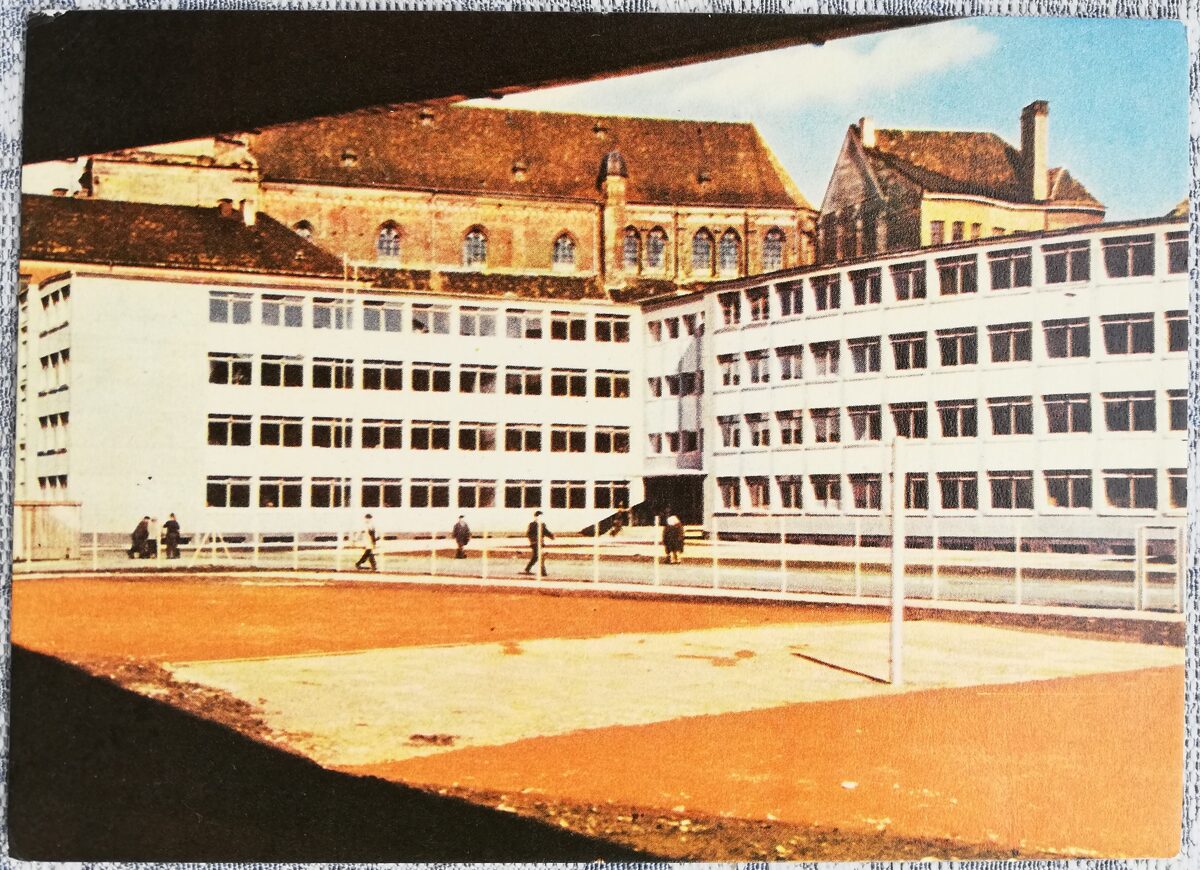 Рига 1968 Рига. 3-ая средняя школа 14x10,5 см открытка Латвии  