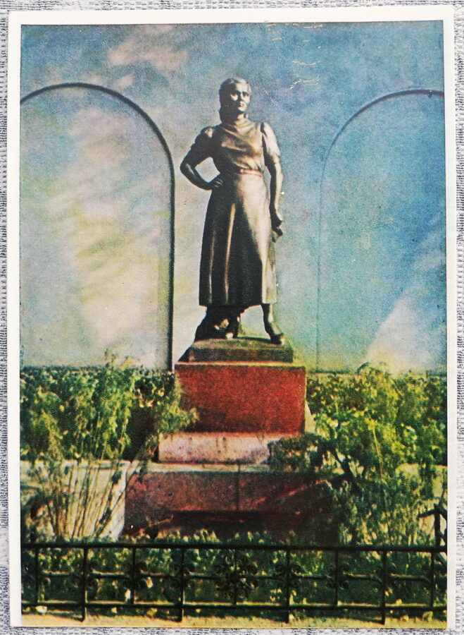 Каунас. Могила Саломеи Нерис 1956 Каунас 10,5x15 см литовская открытка  