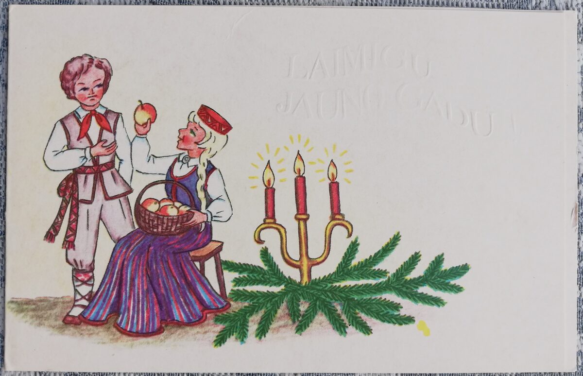 Meitene un zēns latviešu tautastērpos 1985 Laimīgu Jauno gadu 14x9 cm Latviešu Jaunā gada kartīte  