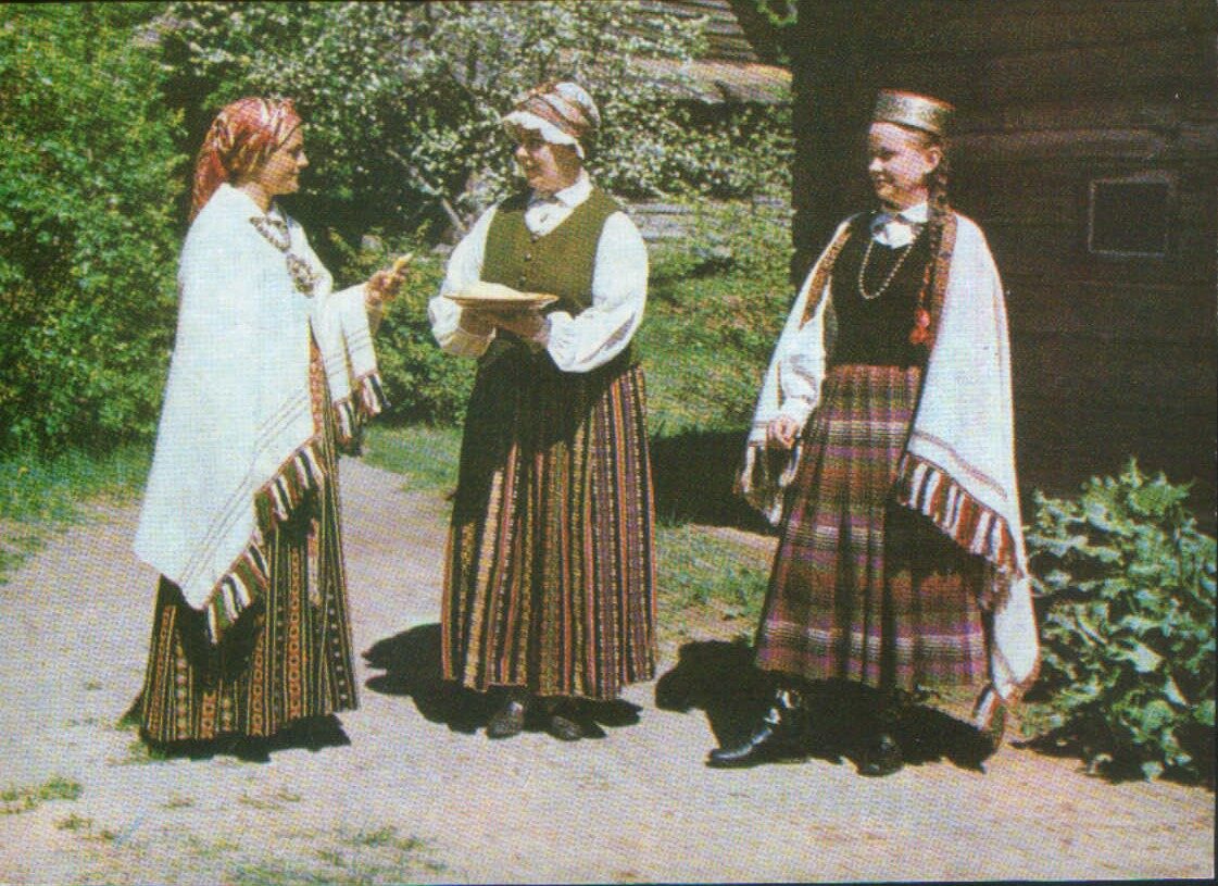 Latviešu tautas tērpi. Zemgale. 1972. gada pastkarte 15x10,5 cm L. Baloža foto. 