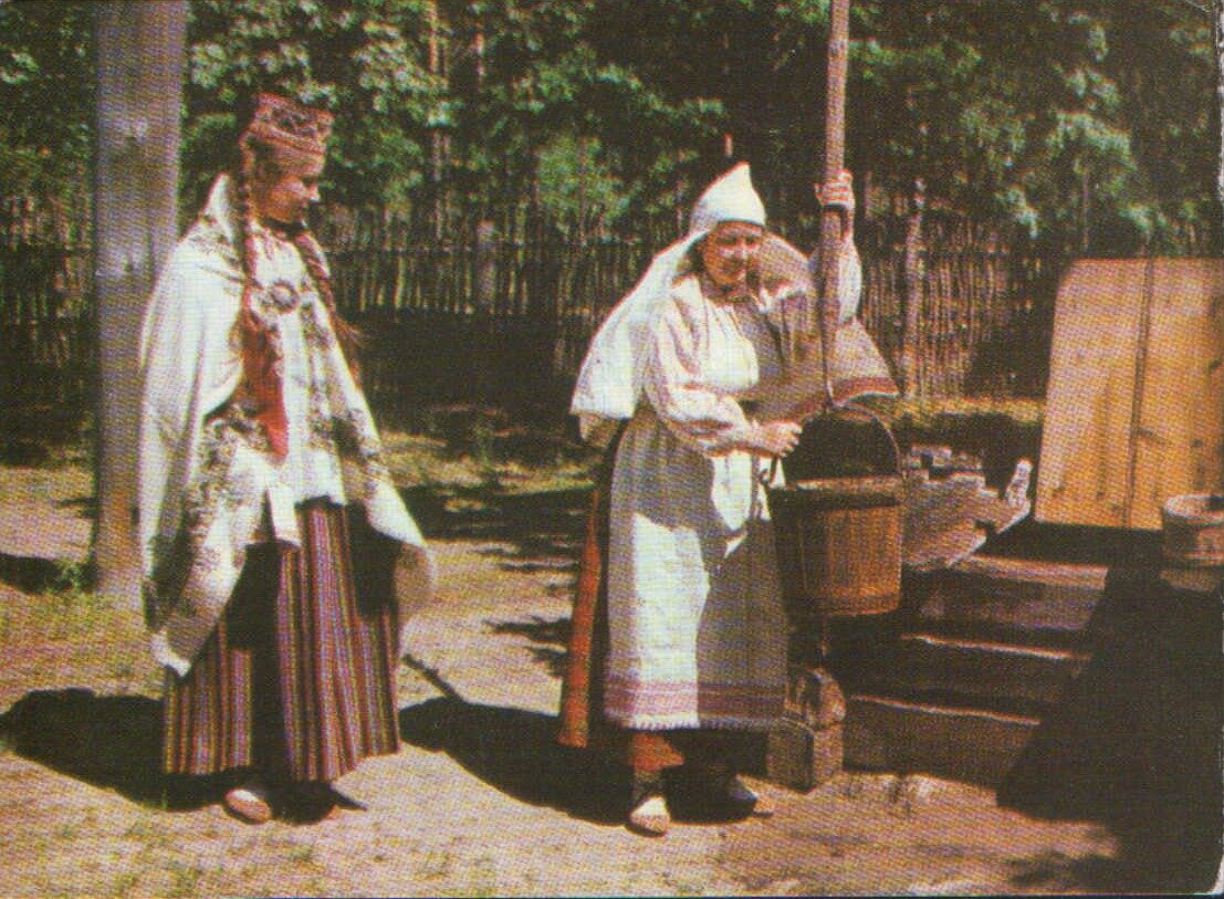 Latviešu tautas tērpi. Augšzeme. Nereta un Bebrene. 1972. gada pastkarte 15x10,5 cm L. Baloža foto. 