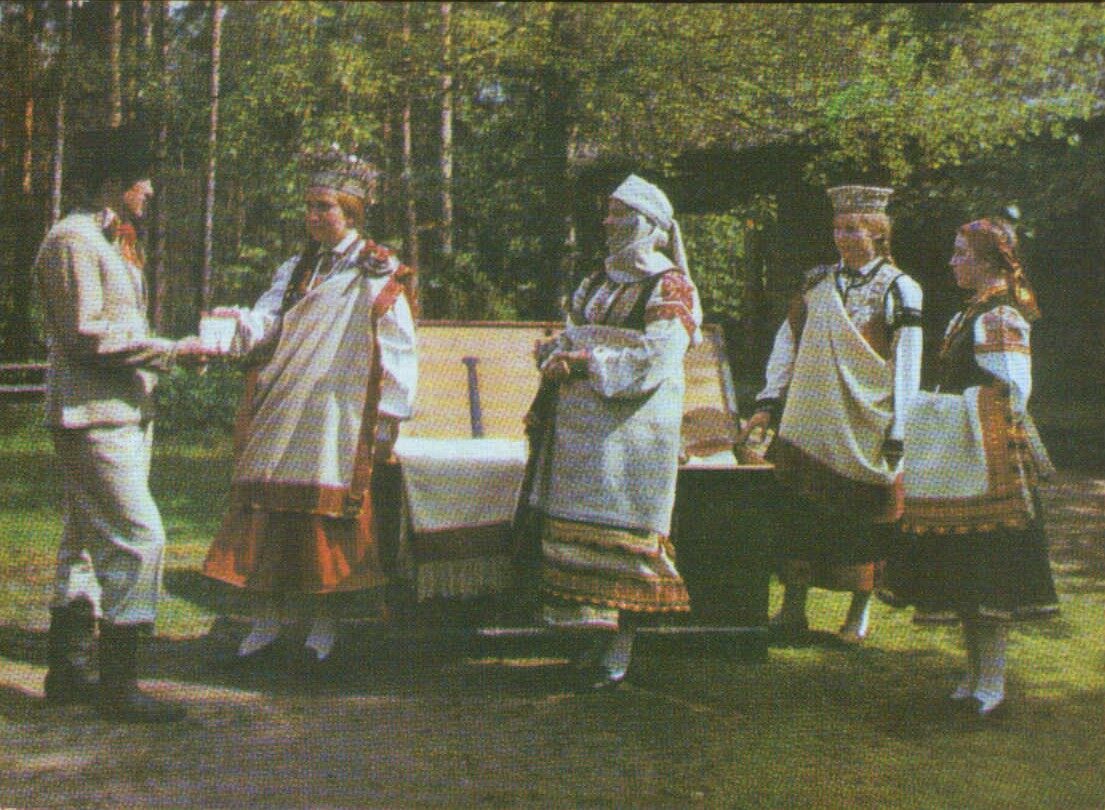 Latviešu tautas tērpi. Kurzeme. Nīca, Rucava un Bārta. 1972. gada pastkarte 15x10,5 cm L. Baloža foto. 