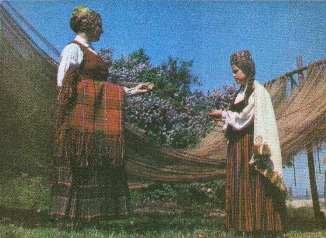 Latviešu tautas tērpi. Kurzeme. Lubezere un Mērsrags. 1972. gada pastkarte 15x10,5 cm L. Baloža foto. 