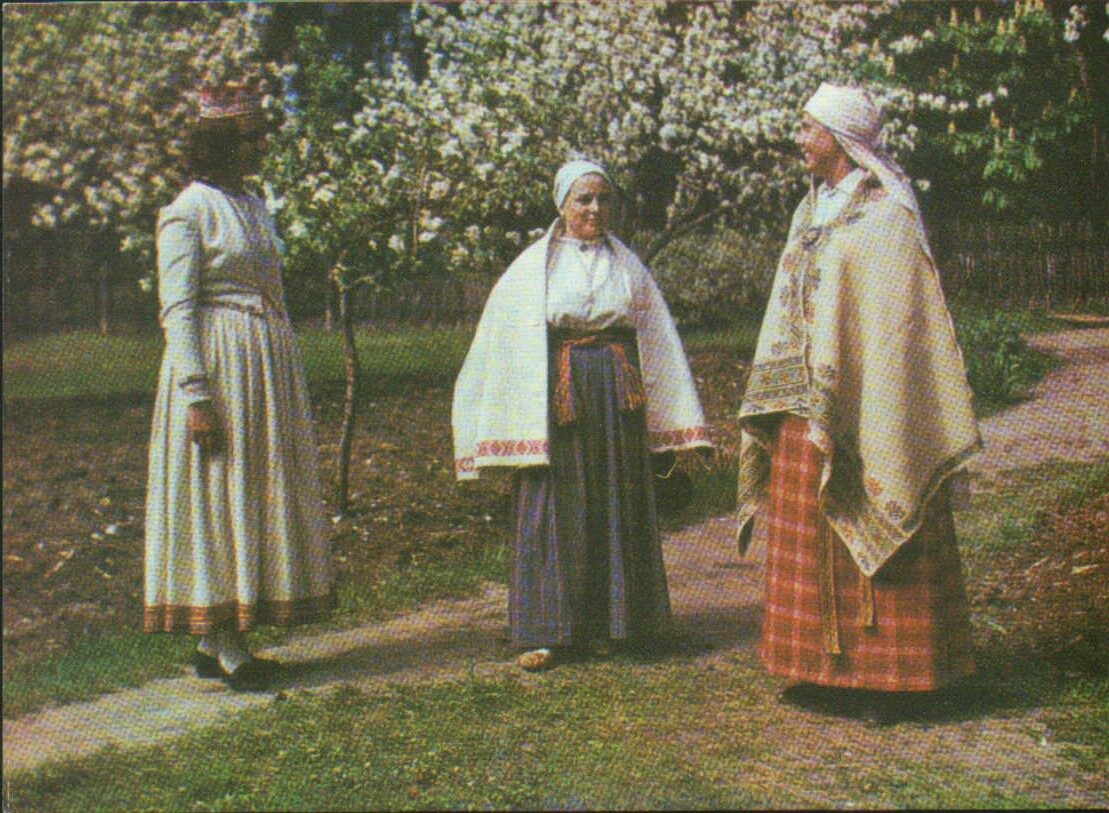 Latviešu tautas tērpi. Latgale. Abrene. Istra un Vārkava. 1972. gada pastkarte 15x10,5 cm L. Baloža foto. 