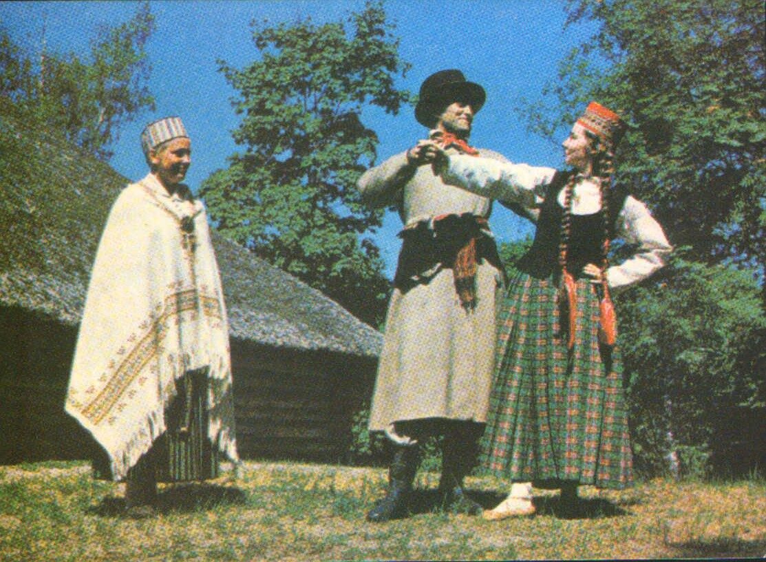 Latviešu tautas tērpi. Vidzeme. Cesvaine un Virāne. 1972. gada pastkarte 15x10,5 cm L. Baloža foto. 
