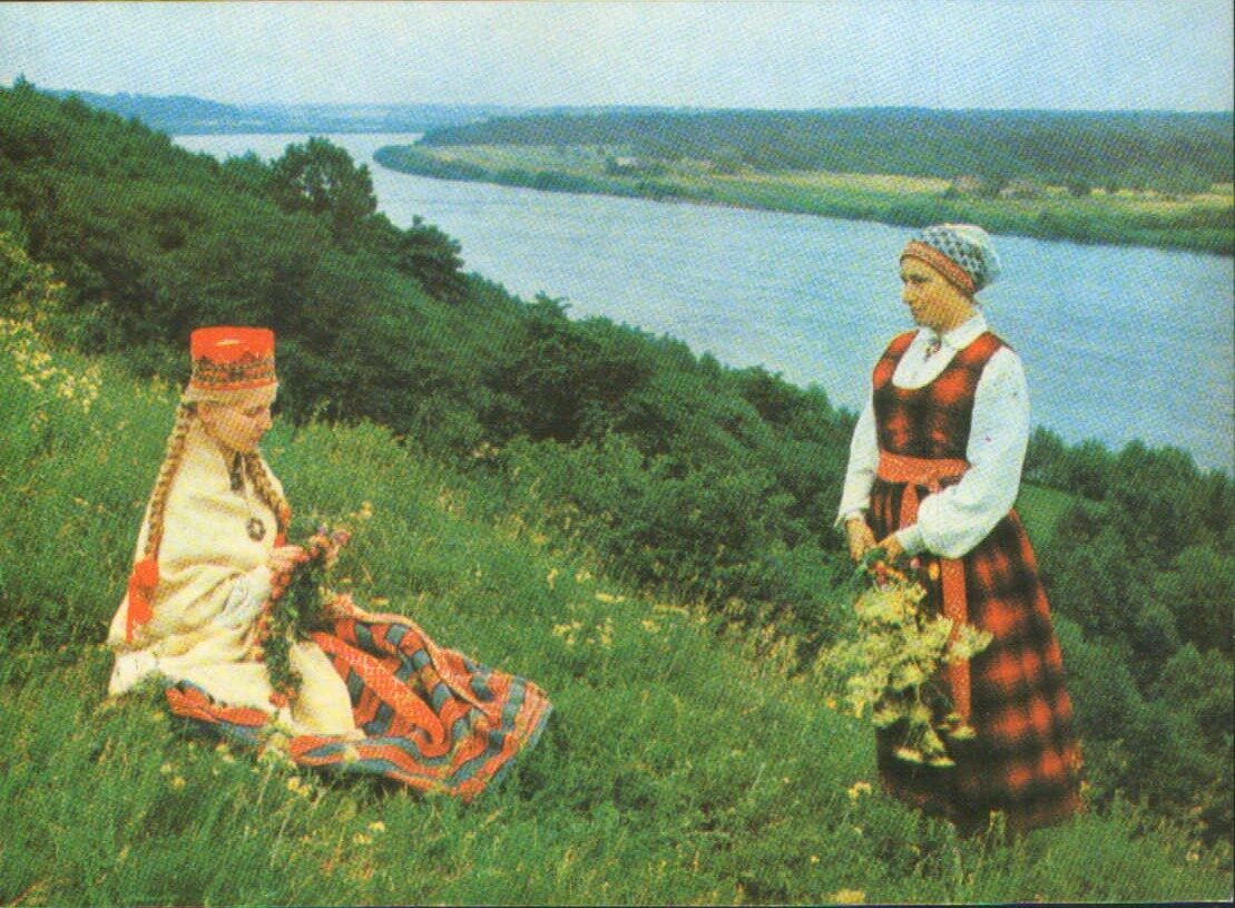 Latviešu tautas tērpi. Vidzeme. Lielvārde. 1972. gada pastkarte 15x10,5 cm L. Baloža foto. 