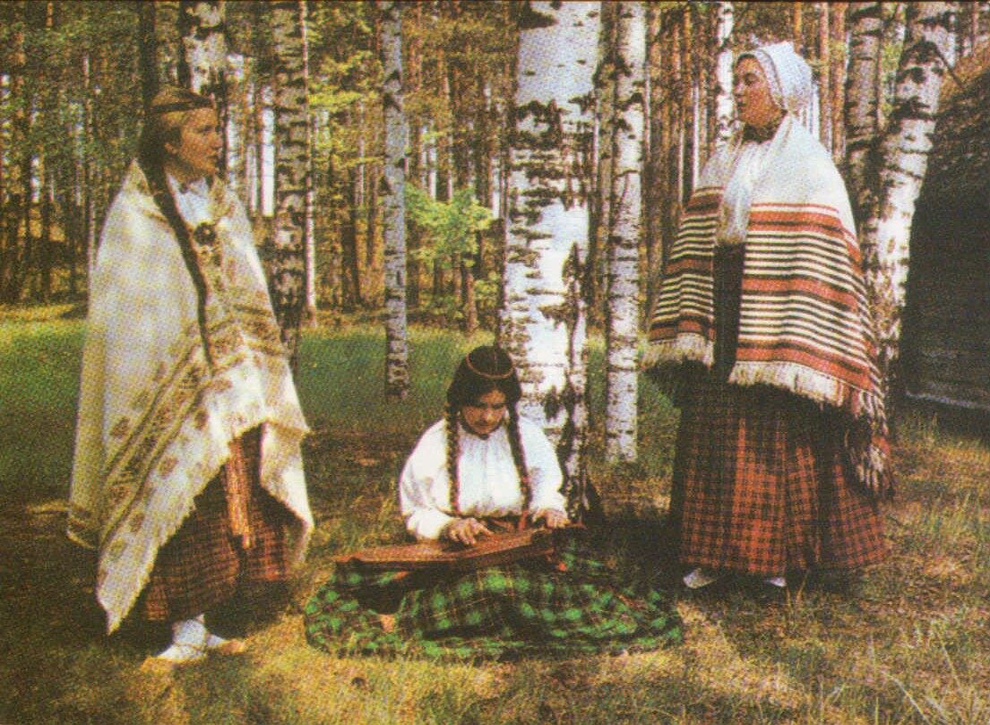 Latviešu tautas tērpi. Vidzeme. Krustpils. 1972. gada pastkarte 15x10,5 cm L. Baloža foto. 