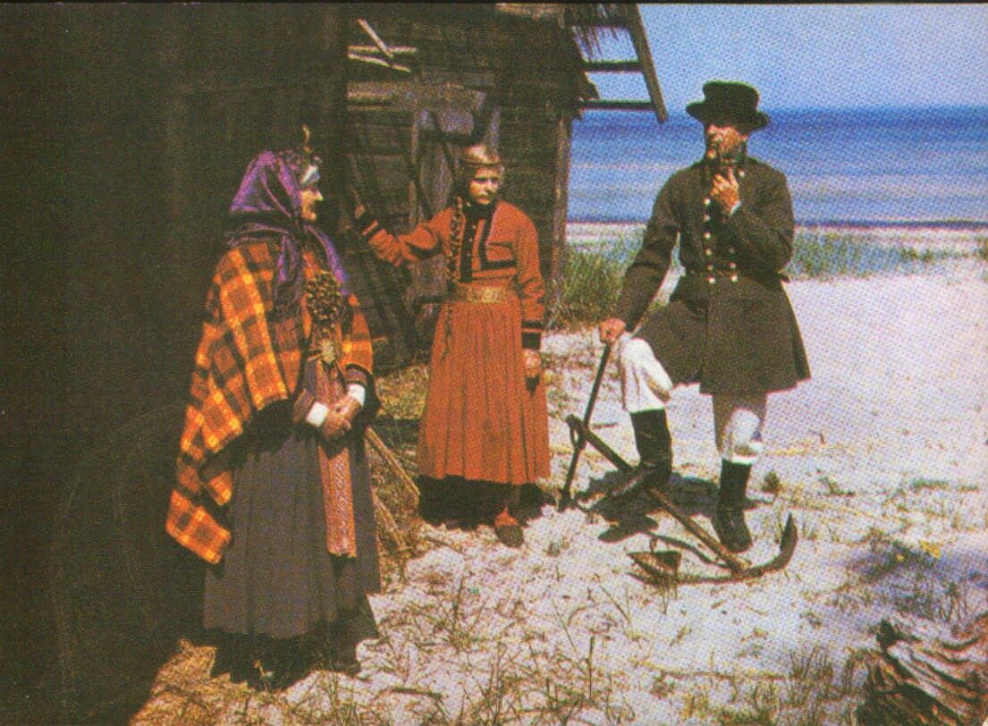 Latviešu tautas tērpi. Kurzeme. Alsunga. 1972. gada pastkarte 15x10,5 cm L. Baloža foto. 
