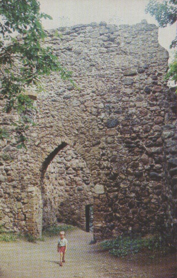 Sigulda 1981. gads Latvijas PSR. Siguldas pils drupas. 9x14 cm.