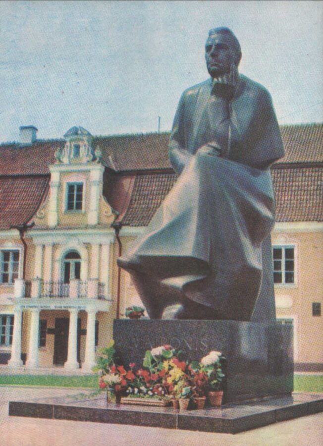 Lietuva. Kauņa. 1981. gada pastkarte. Piemineklis lietuviešu dzejniekam Maironim. Tēlnieks Gediminas Jokubonis. 10x13,5 cm