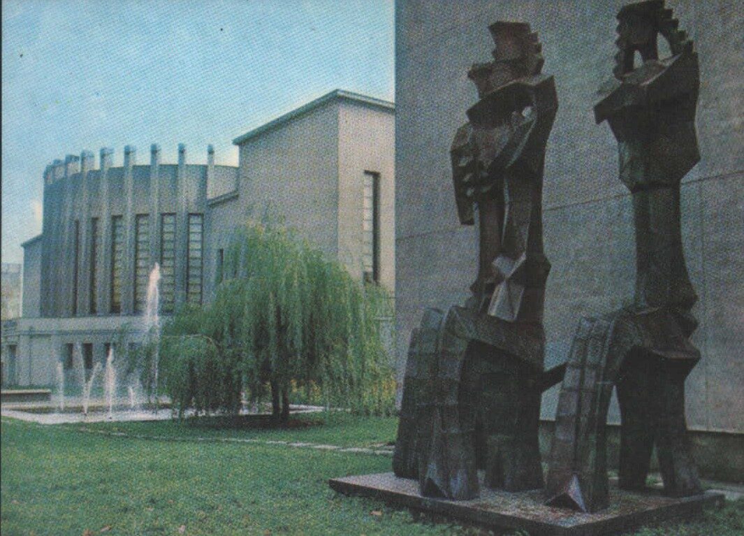 Lietuva. Kauņa. 1981. gada pastkarte. Dekoratīvā skulptūra Čurlonisa muzejā. 13,5x10 cm Br. Baltrušaičio