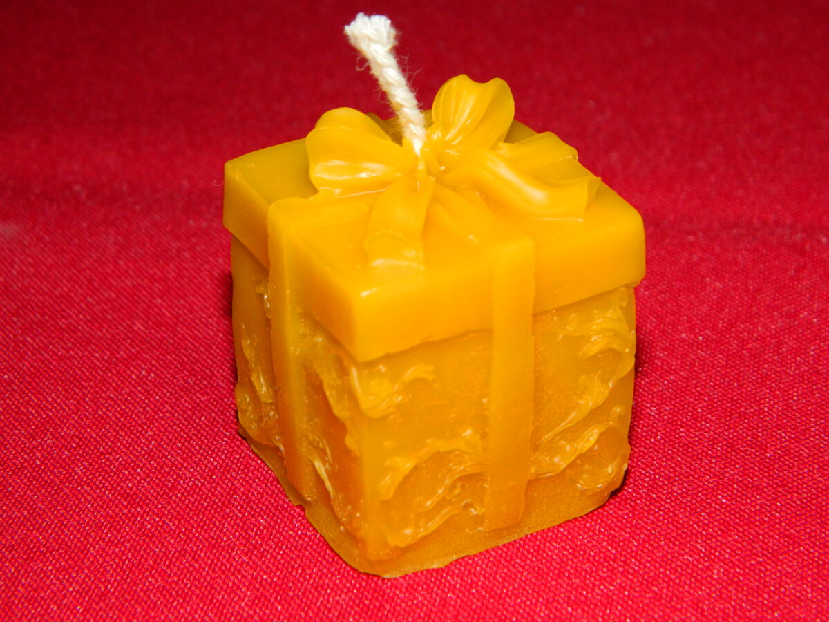 Ziemassvētku svece no bišu vaska “Dāvanu kastīte Ziemassvētku” 5 cm.