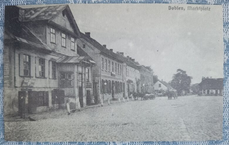 Tirgus laukums. Skats no Bilasta ielas. 1997(*) Dobele 13x8 cm pastkarte Latvija  