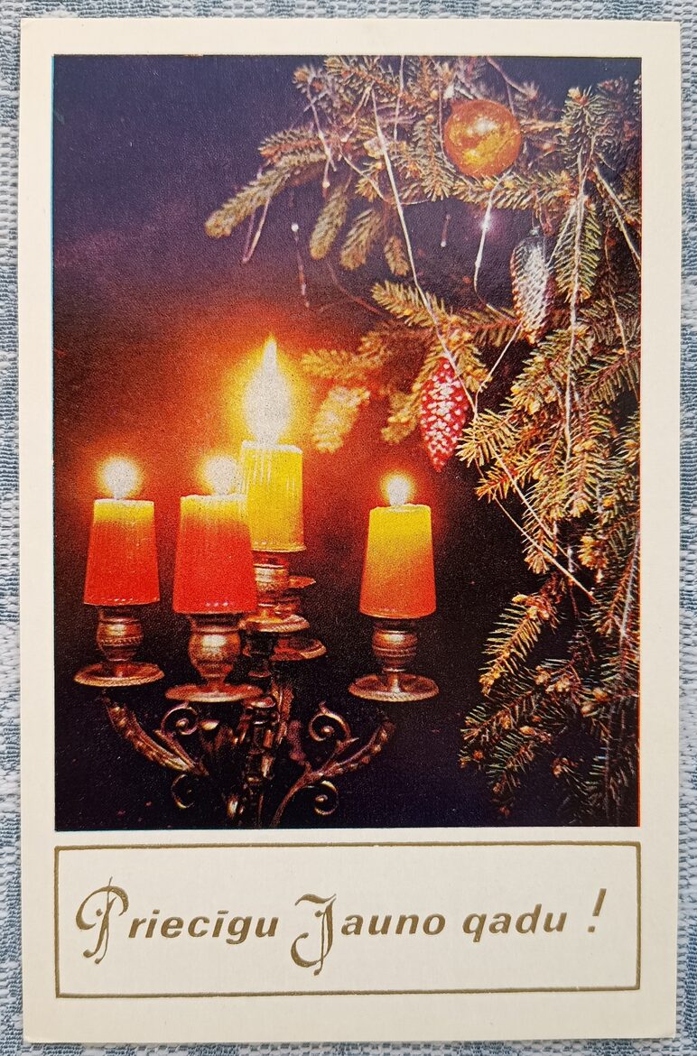 Dzeltenas sveces svečturī pie Ziemassvētku eglītes 1977 Latvijas Jaungada apsveikuma kartīte 9x14 cm  