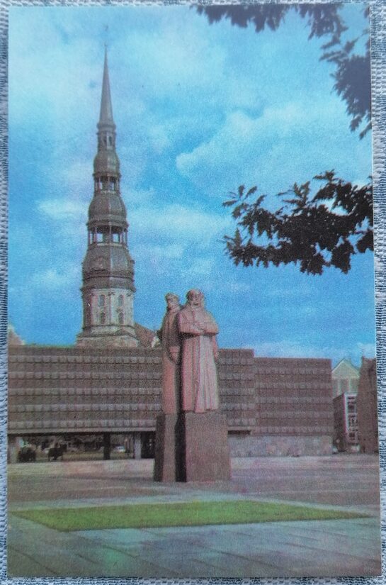 Piemineklis latviešu sarkanajiem strēlniekiem 1977 Vecrīga 9x14 cm pastkarte Latvija  