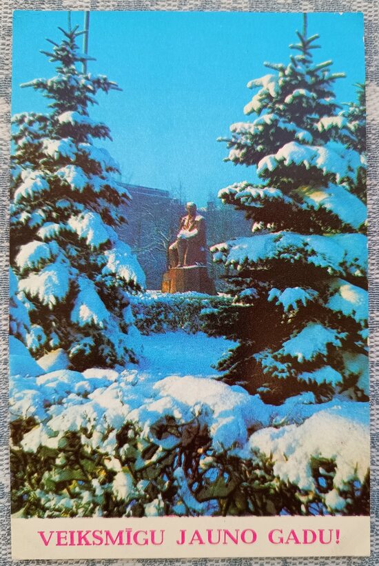 Памятник Райнису среди заснеженных елей 1974 Новогодняя открытка Латвии 9x14 см  