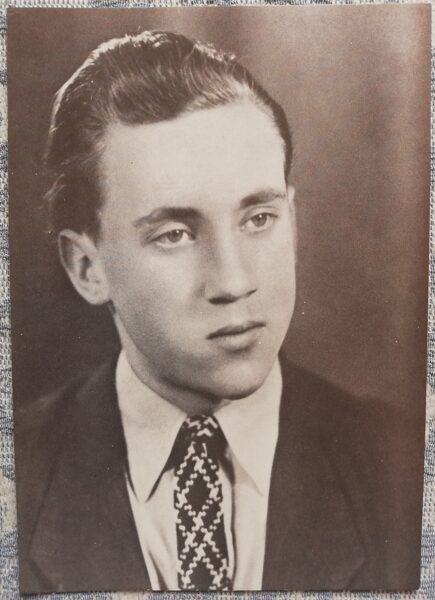 Pastkarte Vladimirs Visockis - MICE students Fotogrāfijas no N.M. Vysotskaya arhīva. 1988, izdevniecības Planet 10,5x15 cm PSRS