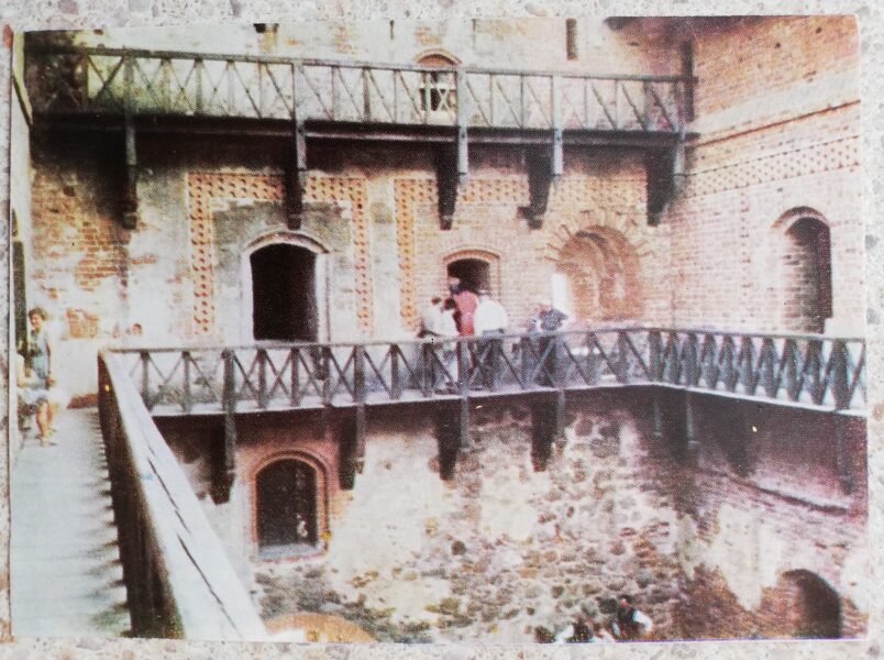 In the courtyard of the main castle chambers 1966 Trakai 14.5x10.5 cm Lithuanian postcard  