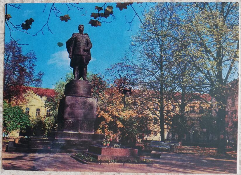 Piemineklis armijas ģenerālim I. A. Čerņahovskim 1975 Viļņa 14,5x10,5 cm PSRS pastkarte  