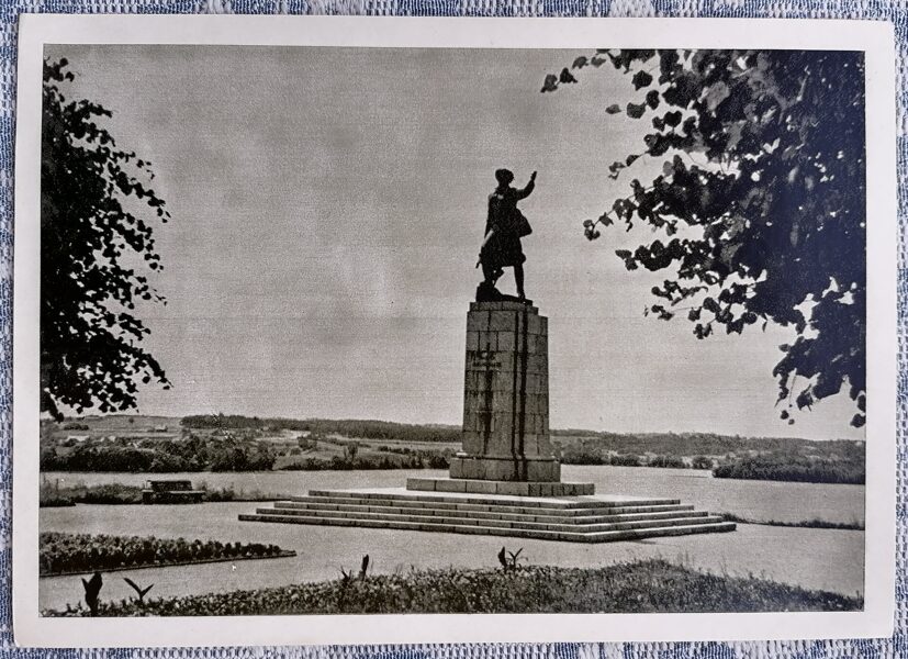 Piemineklis partizānu varonei M. Meļņikaitei 1963 Zarasai 15 x 10,5 cm Lietuvas pastkarte  