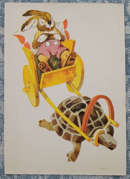 Bruņurupucis ratos ripina zaķi 1957 PSRS bērnu pastkarte 10,5x15 cm   