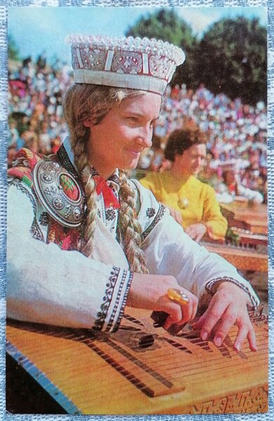 Tautas instrumenta kokles spēlēšana. Daugavas stadions 1973 Dziesmu un deju svētki 9x14 cm pastkarte Latvija  