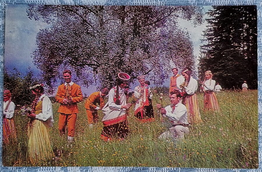 Rīgas Politehniskā institūta tautas deju ansambļa “Vektors” dalībnieki 1973 Dziesmu un deju svētki 14x9 cm pastkarte Latvija   